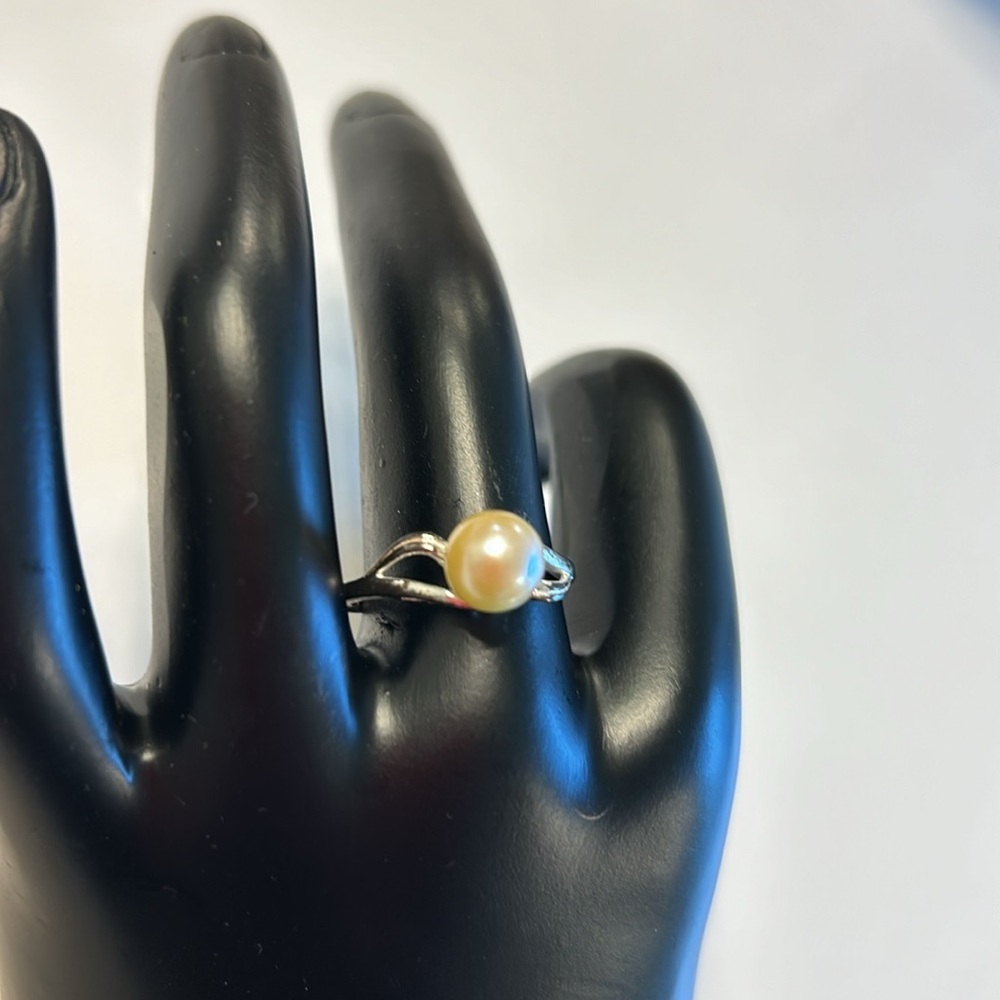 Silver Pearl Ring size 7.75